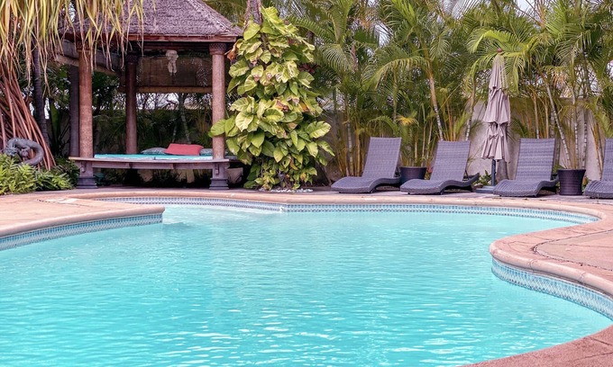 Portlock Villa | Resort privado con encanto en Hawaiian Paradise-Lush Backyard, piscina, wifi y barbacoa.