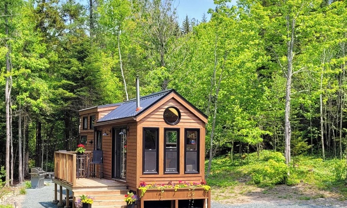 Clifton Royal Casa | Private Brook-Side Tiny House in the Woods with Gazebo