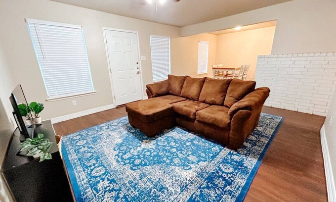 Central City Apartamento | Private Budget Rental–Near Downtown and Beach