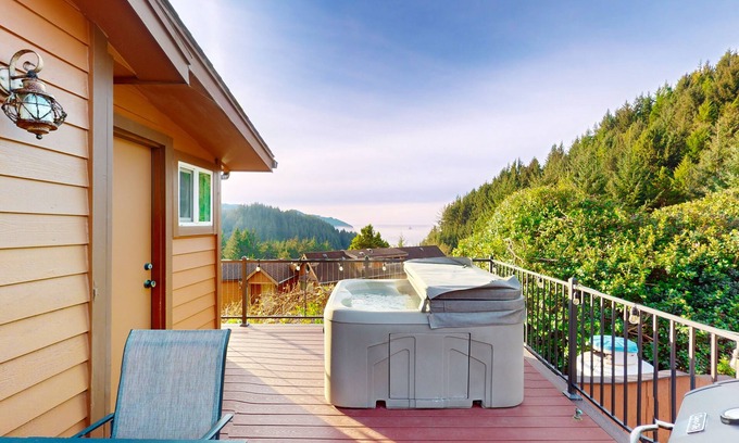 Brookings Cabina | Private cabin close to trails with hot tub, grill, and dazzling ocean views