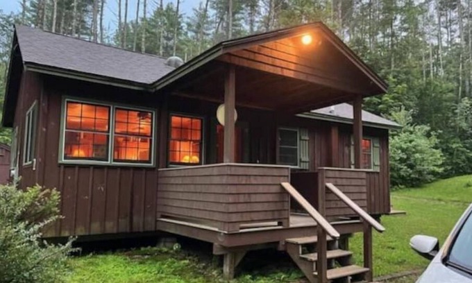 Wolfeboro Cabina | Private Cabin Getaway in the Woods Rockland