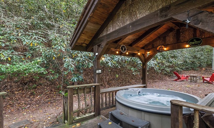 Waynesville Cabina | ¡AMBAS CABINAS SON TUYAS! Cabina abierta al aire libre, chimenea, comedor es todo tuyo.