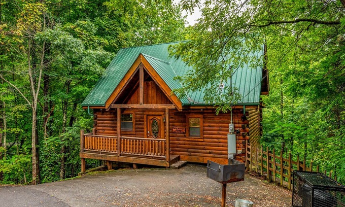 Gatlinburg - Pigeon Forge Cabina | Private Cabin in the Smokies w/ Arcade, Fireplace, Hot Tub, BBQ!