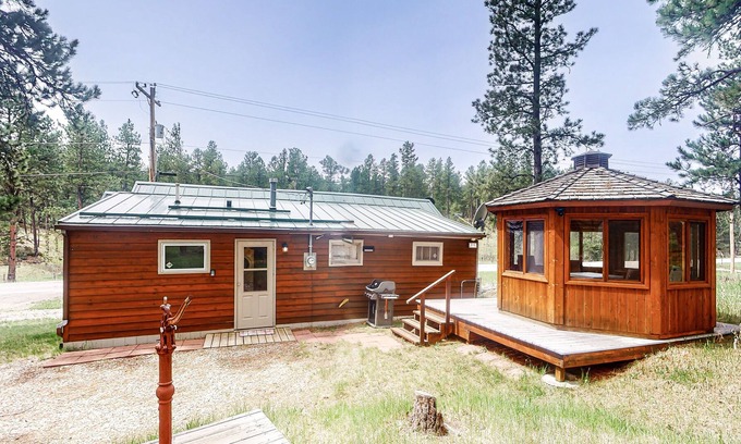 Nemo Cabina | Private cabin near outdoor recreation with RV pad and hook ups - gas grill & W/D