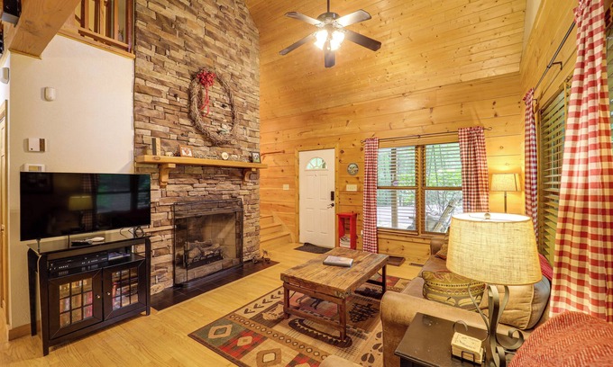 Deep Gap Cabina | ¡NUEVO! Woodland Getaway w / Hot Tub - ¡11 millas a Boone!