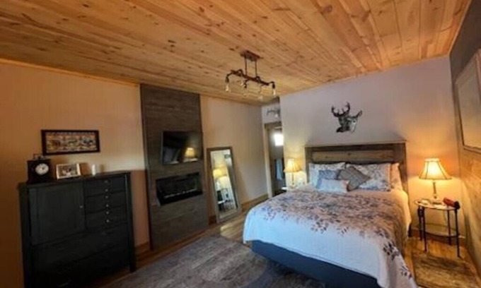 Lead Cabina | Private cabin on gated 12 acres located close to Deadwood, Sturgis and Lead.