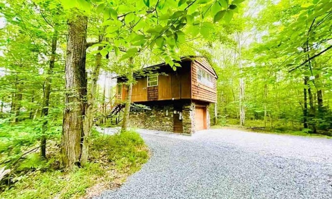 Pocono Lake Cabina | Private Cabin/Treehouse in the Poconos
