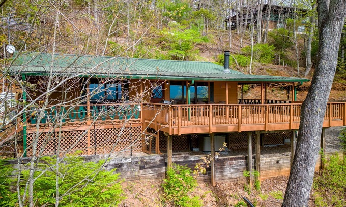 Franklin Cabina | Private cabin with breathtaking mountain view, large deck, fireplace & firepit