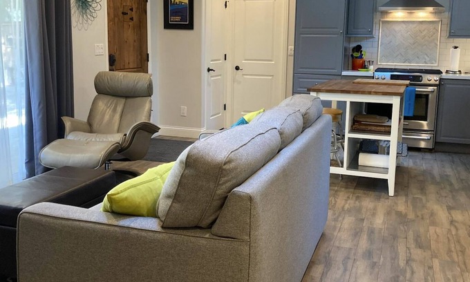 Camarillo Casa | Private, Clean and Spacious Guesthouse