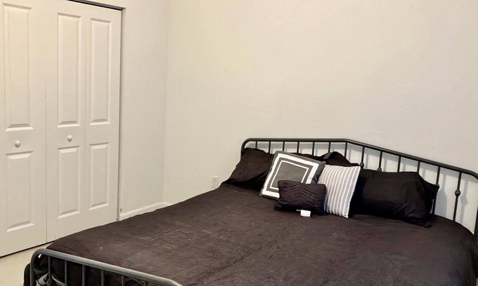 Ludlam Apartamento | Private & Comfy Efficiency