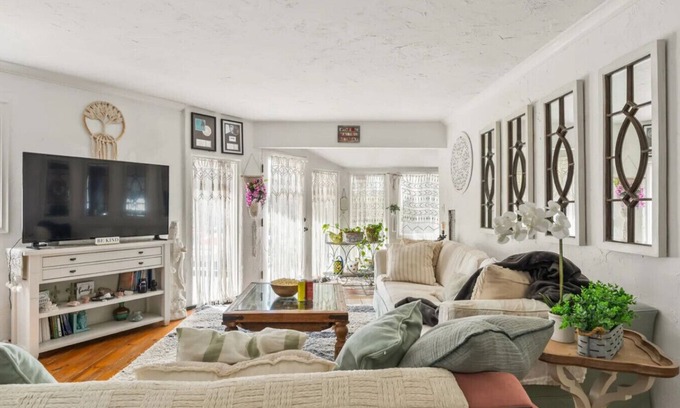 Calabasas Casa | The Malibu Retreat: Happiness Bus + Music Promoter Guest House Combo w / Pool