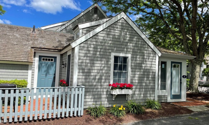 Mashpee Cabaña | , Nantucket Pueblo Estilo Condo, pasos privado a la playa y el océano