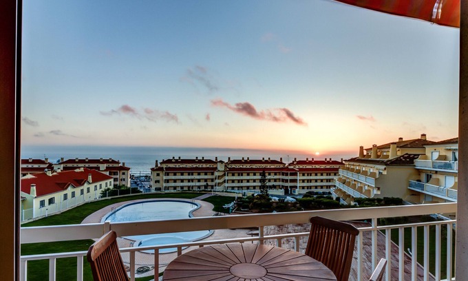 Ericeira Condominio | Apartamento en una urbanización cerrada w / piscina cubierta y al aire libre y pista de tenis