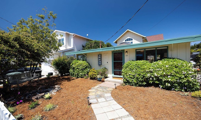 El Granada Casa | Private Cottage House - Walk to Beaches, Harbor,Food, Trials, so much more