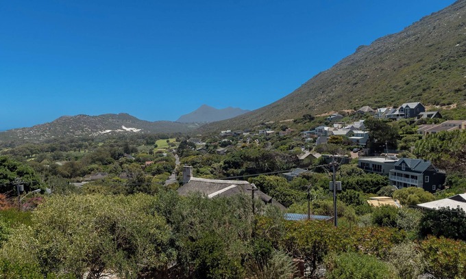 Clovelly Cabaña | Private Cottage on Clovelly mountain side, 750m to golf course, 1 km to beaches.