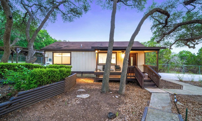 Canyon Lake Cabaña | Private Cottage w HOT TUB & Oak Grove