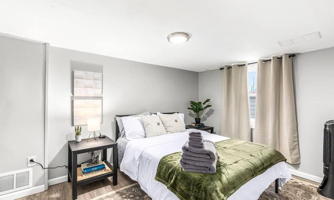 Hazel Park Apartamento | Private & Cozy 1BR Basement Suite in Hazel Park!