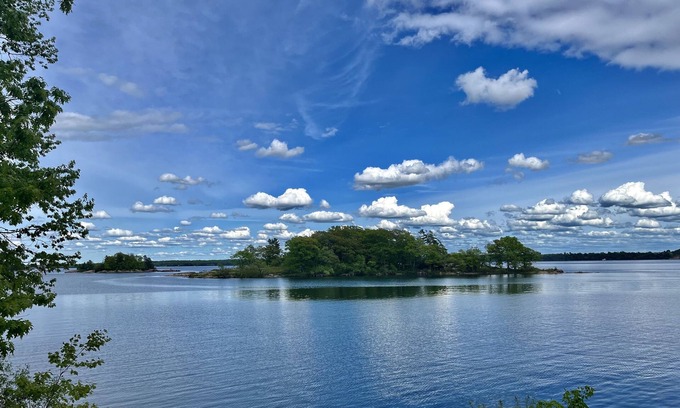 Front of Yonge Cabaña | Casa de campo privada, acogedora en 1.000 Islas en St. Lawrence River