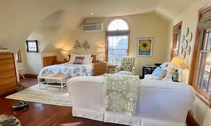 Downingtown Casa | Private & cozy modern cottage surrounded by nature. Long stays are welcome!