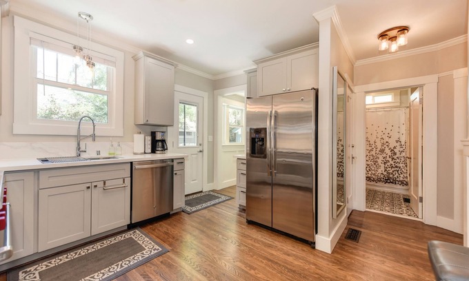 Central Sacramento Casa | Private, Cozy, Quiet, Luxury, Mins to Hospital, Park, Restaurants & Coffee Shop