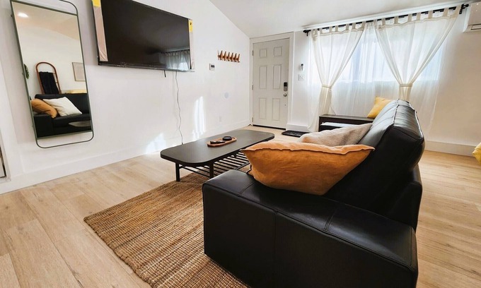 Southwest Anaheim Apartamento | Private Cozy studio newly remodeled near Disneyland / beach / convention center