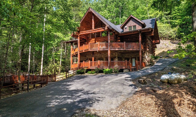 Pittman Center Cabina | Private Creek!| Hot Tub | FirePit | Free Tickets | Pool Table | Secluded