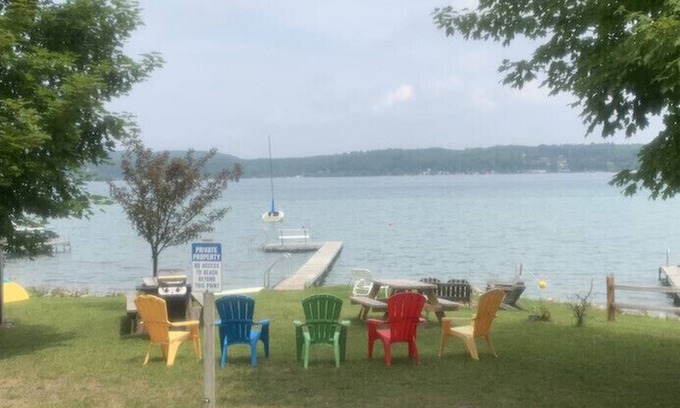 Beulah Casa | ¡UBICACIÓN! Crystal Lake Private Beach, ¡donde puedes caminar a todo en la ciudad!