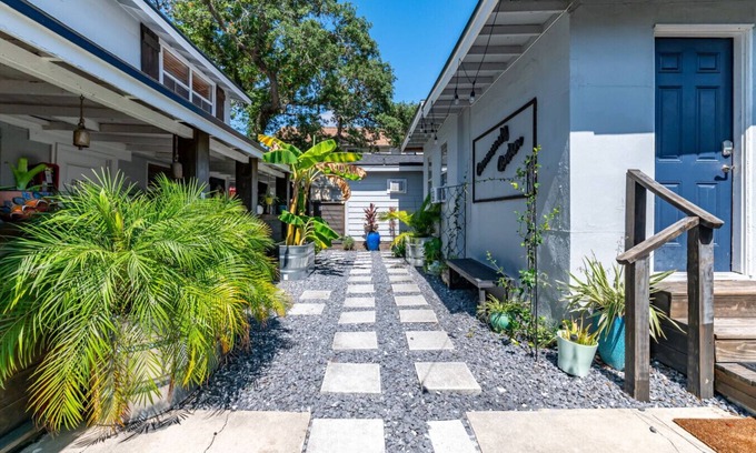 St. Petersburg - Clearwater Apartamento | Private Deck Pet Friendly Spacious Courtyard