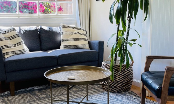Upper East Apartamento | Private Detached Cottage in Prime Downtown Location, Private Yard