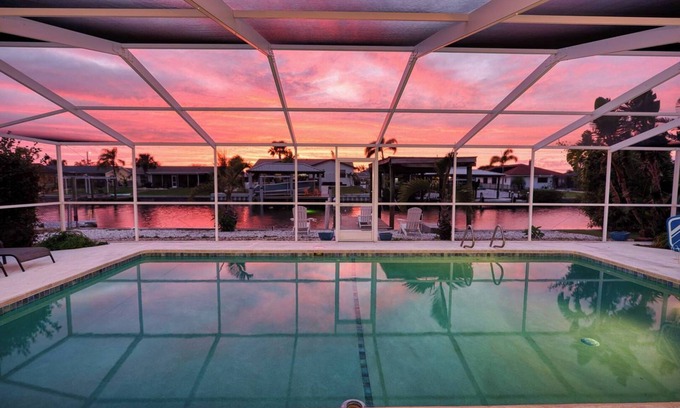 Apollo Beach Casa | Private Dock~Covered Pool~Hot Tub~Game Room Fun!