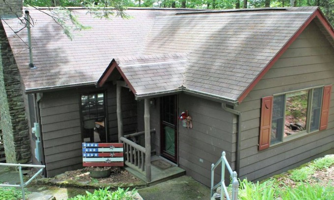 Paupack Cabina | PRIVATE DOCK!! Cozy Lakefront Cabin RIGHT on Lake Wallenpaupack