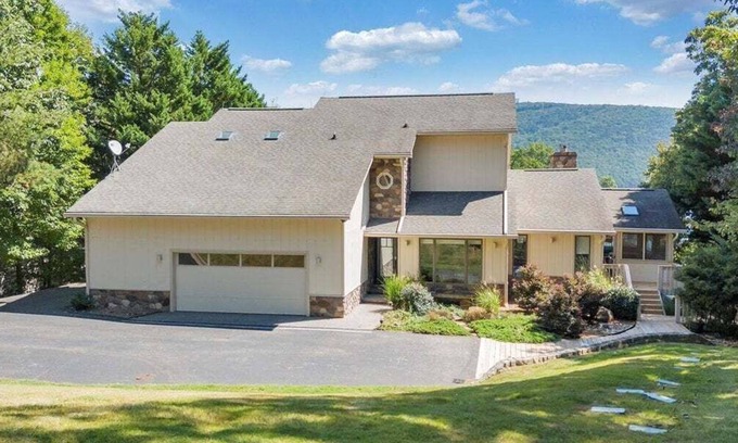 Huddleston Casa | LAKE Allure: Lakefront Home with Private Dock - Casago SML