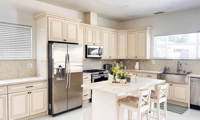 Tarzana Hotel | Private Luxury Home w/ 5 Beds and Large Backyard