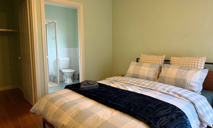 Bentleigh Apartamento | Private Ensuite Room| Walk-In Robe | 1min to Train