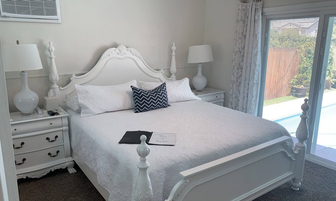 West Park Community Casa | Private Entrance King Suite