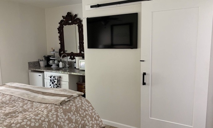 West Park Community Casa | Private Entrance Queen Suite