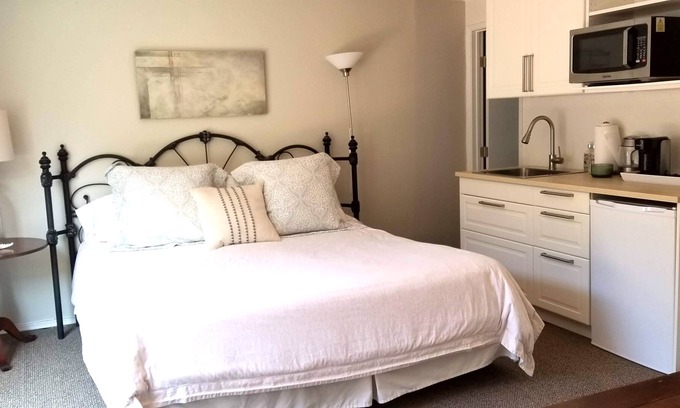 Del Mar Heights Apartamento | Private Entrance Studio on Serene Crest Canyon with Kitchenette and King Bed