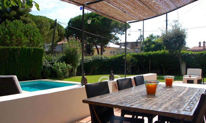 Castelldefels Casa | Piscina privada y jardín, a pocos pasos de la playa, entre Barcelona y Sitges