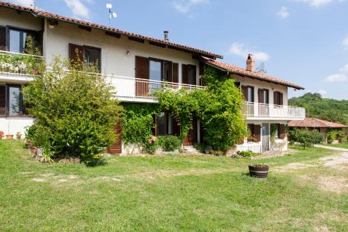 Trezzo Tinella Villa | Private Estate Among the Vineyards of Alba - Italy