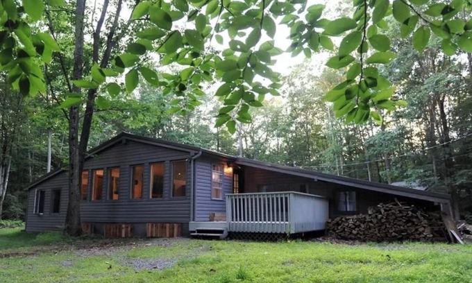 Locust Lake Village Cabina | Private Family Lake Home minutes to beaches. Jacuzzi, Deck, Games - Pets welcome