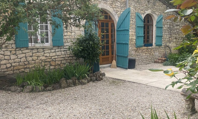 Nieul le Virouil Casa | Private family retreat, 30 mins from beach. Bordeaux and Cognac 45 mins. Pool.