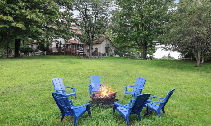 Beach Lake Casa | Private Farm House with Pond and A/C in Beach Lake