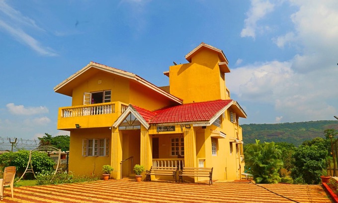 Lonavala Villa | Espaciosa villa rural con gran área abierta, piscina privada para adultos y césped