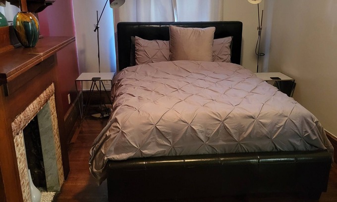 Central Park North Apartamento | Private floor with outside balcony in a Harlem Brownstone