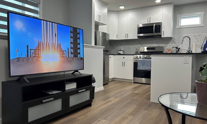 Southeast Edmonton Casa | Private Garden Suite – 1 Queen Bed, 1 Double Bed & Full Amenities