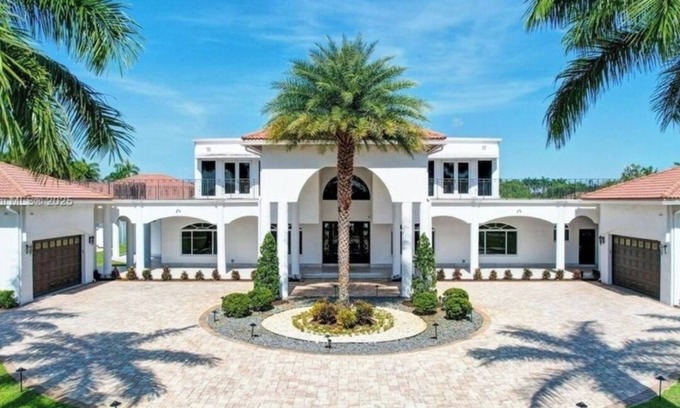 Southwest Ranches Casa | Private, gated 8-bedroom oasis with 6 car garage in prestigous Southwest Ranches
