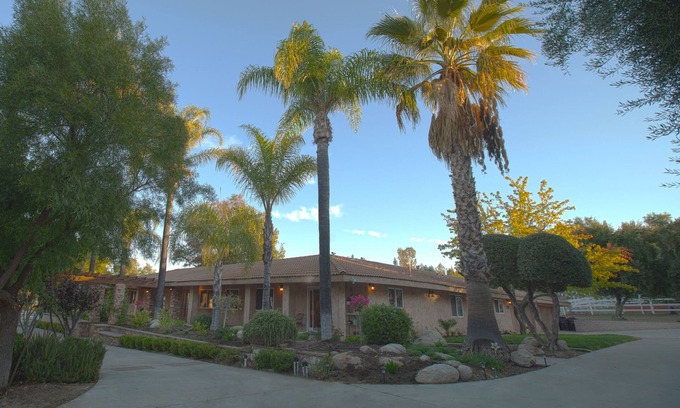 Temecula Casa | Private gated vineyard on Temecula wine trail - Pool, 24/7 Heated Spa, CLEAN!