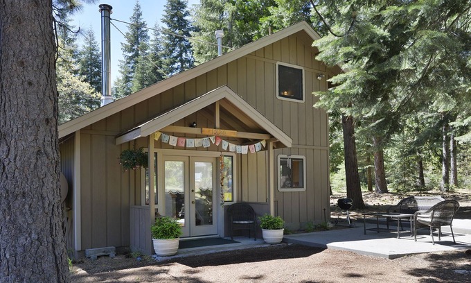 Mount Shasta Casa | Escapada privada en Hermoso arbolado de 2 hectáreas con casa moderna cerca del centro