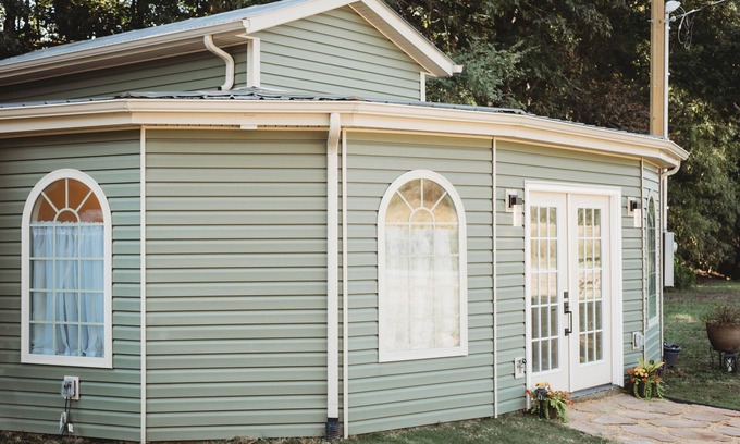 Jefferson City Apartamento | Private Greenhouse Style Guesthouse! 15 min from the lakes and close to gburg!