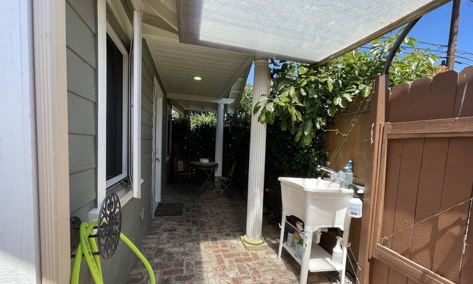 Oxnard Apartamento | Private Guest House for one/two -by The Collection